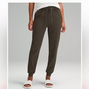 Lululemon On The Fly Jogger | Dark Olive | Size 8